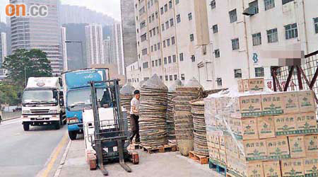 葵福路堆滿貨物，更有貨車工人利用鏟車上落貨，造成嚴重阻塞。	（讀者提供圖片）