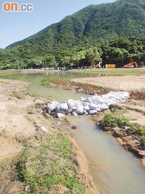 泥水湧出人工湖再流入附近溪澗，造成污染。	（陸智豪攝）