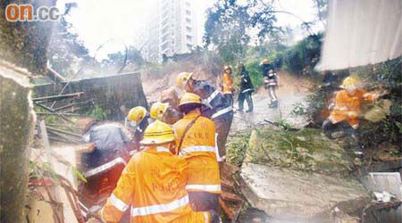 ○八年黑雨中舊咖啡灣塌護土牆，導致一對離婚夫婦遭活埋死亡。	（資料圖片）