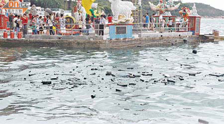 油污在鎮海樓公園對出海面積聚。	（陳錦昌攝）