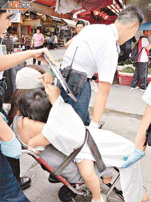 涉高買被捕的女子，抱着女兒送院治療。（冼耀華攝）