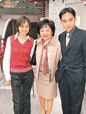 李麗娟（中）與女兒劉盈（左）及兒子劉堃的合照。	（資料圖片）