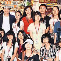 高鼎國隨青年考察團遊上海世博期間，與一眾年輕人打成一片。