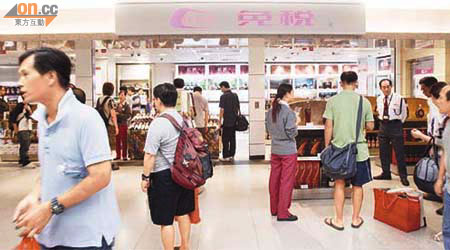 入境香港大樓的免稅店香港生意昨日只是過往的百分之一。	（伍鎮業攝）