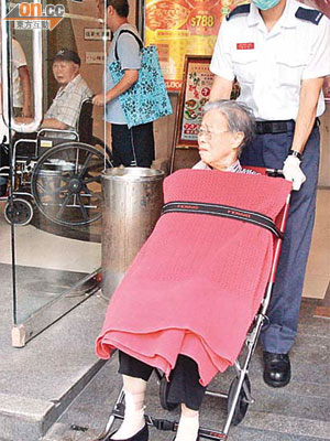 受傷老婦和老翁（左）送院治療。	（左錦鴻攝）