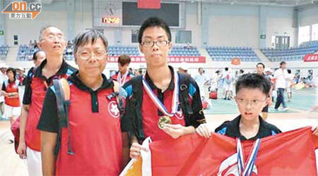 阿朗（右二）憑出色乒乓球技術於中國移植運動會上摘金，為港爭光。
