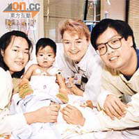 阿朗（左二）當年在東方日報慈善基金協助下，與父（右一）母（左一）遠赴澳洲接受肝臟移植手術。