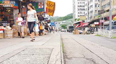 單車徑與行人路的分界不清晰，容易造成路面陷阱。