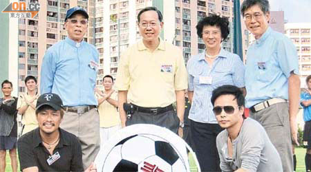 黎棟國（後排左二）指香港是法治社會，容許市民表達訴求及意見。	（戴碧怡攝）