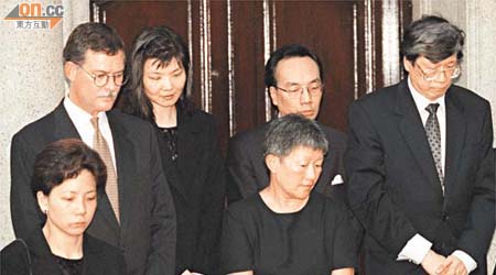 九九年，仲留緊長髮嘅余若薇（後排左二）等一批法律界人士首次發動「黑衣遊行」，抗議人大常委會就居留權問題釋法。	（資料圖片）