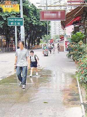 草地不斷流出污水，形成青苔，長者途經隨時滑倒。