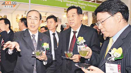 楊孫西（左）擬組聯盟，振興香港茶業。同場仲有李蒙（右二）及李華明（右一）。	（溫國佳攝）