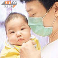 進入廣華醫院兒科深切病房時，茵茵在父親懷中沒有露出一點緊張的神情。	（伍鎮業攝）