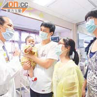 返回廣華<br>吳國強（左）及曹珮真（右）在廣華醫院病房內向茵茵雙親講述未來治療及檢查的各種步驟。