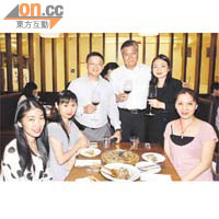 陳振彬（右三）喺Palco用餐期間巧遇一班香港青聯成員，包括副主席鄭重科（左三）及許華傑太太黃夢瑩（右二）。