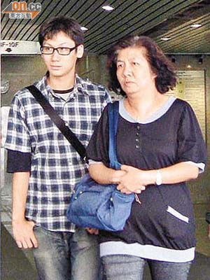 女死者兒子張浩明（左）在裁決後與女親友離開不作回應。