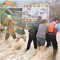 上月突襲香港的世紀黑雨，導致一人死亡及大埔碗窰沙埔仔村全村盡毀。