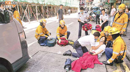 被客貨車撞傷的女途人由救護員急救。	（馬竟峯攝）