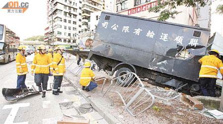 貨車失事衝上行人路掃毀一列欄杆。	（楊偉嶽攝）