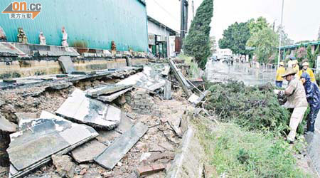 大棠山道一個工場的圍牆和花槽在大雨中倒塌。	（林明強攝）