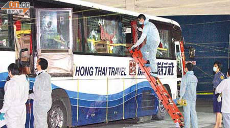 港警調查<br>香港警方專家身穿保護衣物，在涉案旅巴內外蒐證。	（特派記者馬尼拉傳真）