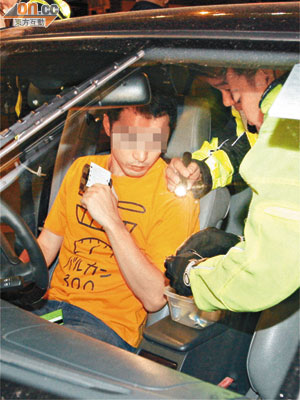 司機呆坐車內接受警員調查。	（吳建明攝）