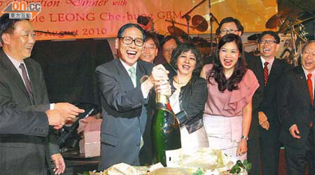 名醫紛到賀，金刀梁（左二）與太太馮令儀（左三）開香檳慶祝。	（溫國佳攝）