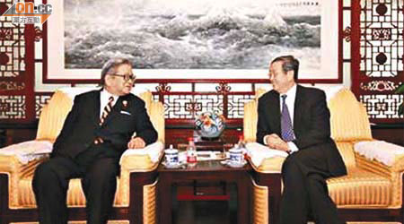 周小川（右）會見日本金融——郵政改革特命擔當大臣自見莊三郎。