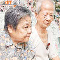 個案二<br>謝太（左）訴說丈夫過去三年，不斷向社署上訴遭拒，不禁悲從中來。