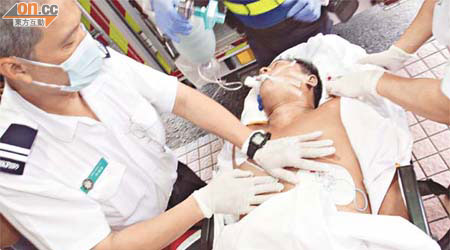 昏迷的救生員送院搶救後不治。	（黃美瑜攝）