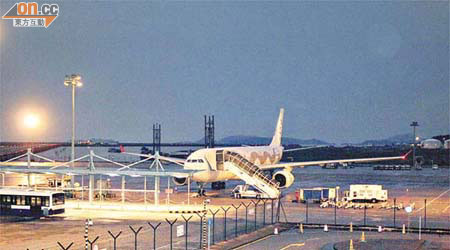 受影響的航機停泊澳門機場。