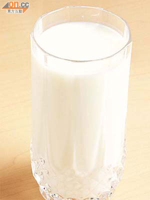 維他命B含有胱氨酸物質，奶類是其中含有維他命B的食物。