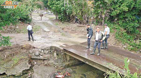 老婦踩單車過鐵橋時墮溪身亡，警員在場調查。	（馮戈、郭垂垂攝）