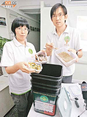 何漢威（右）手持的Bokashi細菌粗粒，可將廚餘發酵，有助分解。	（羅錦鴻攝）