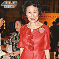 高靜芝穿上購自上海嘅紅色套裝，高貴優雅。