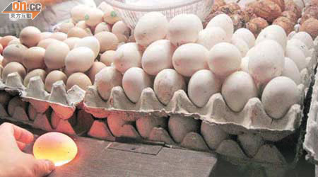 本港市面售賣的鹹蛋經過醃製，細菌難以孳生。（資料圖片）
