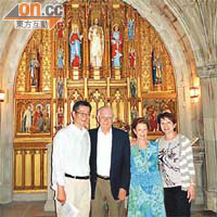 陳茂波（左一）與太太（右一）跟契爺同契媽去參觀華盛頓一間教堂。