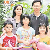 誕三胞胎的吳太（後排左）最擔心長子梓朗（前排左）的健康，幸現在終放下心頭大石。