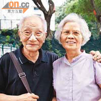 葉準與妻子結婚四十六年，風雨同路，兩人雖已白髮蒼蒼，仍並肩而行。