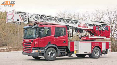 消防處使用德國馬基路斯消防車多年，一直安全及無問題，圖為本港使用的旋轉台鋼梯車同一型號。