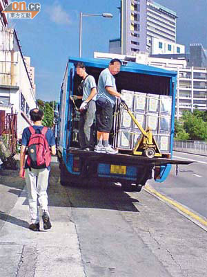 貨車違例停泊於葵福路行人路，對途人構成危險及阻塞。	（讀者提供圖片）