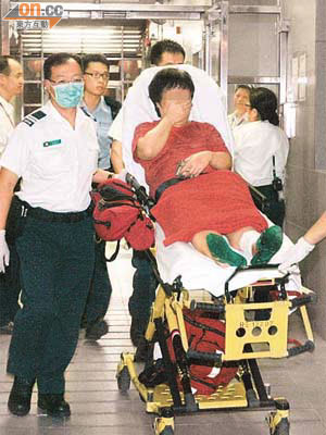 被捕母親腳部受傷，需送院治理。	（沈厚錚攝）