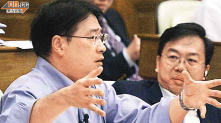 李華明（左）批評政府無規限保險公司加保費，令保險公司變「肥仔」。