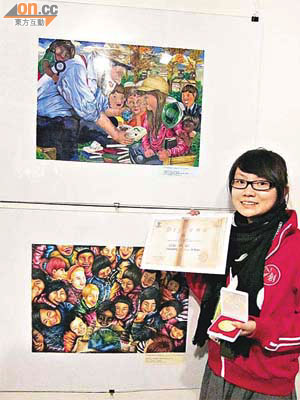 十四歲的吳靖儀畫功超卓，接過「全球個人金獎」獎座。