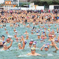 一千四百名泳手參加渡海泳，逼滿起點的泳灘。（大會提供圖片）