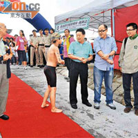 大埔體育會主席鄭俊平（右三）在終點向健兒示意。