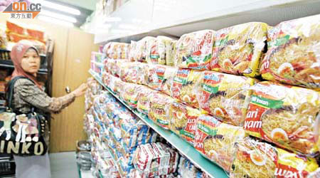 銅鑼灣一間東南亞食品店售賣的營多撈麵懷疑並非行貨。