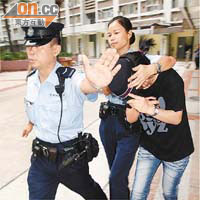 警方拘捕涉案女子返署調查。（余宏基攝）