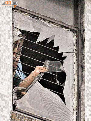 肇事玻璃窗爆裂，中間位置遺下大洞。