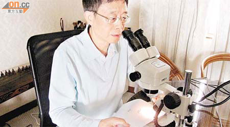 梁時中表示，做筆迹鑑證往往需要用到雙管顯微鏡觀察。